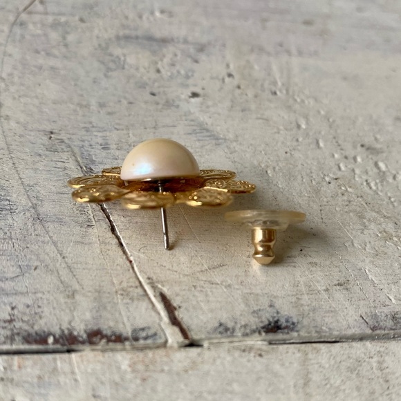 Vintage Retro Pearl Flower Stud Earrings - Picture 10 of 10